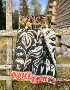 Babyfiltar<Kerstin Landström Design Barnfilt Dalarna blå – ekologisk lammull med dalahästar och kurbitsmönster