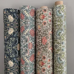 Arts & Crafts Tyger|Gardintyger Mönstrade< Birds and roses aprikos tyg