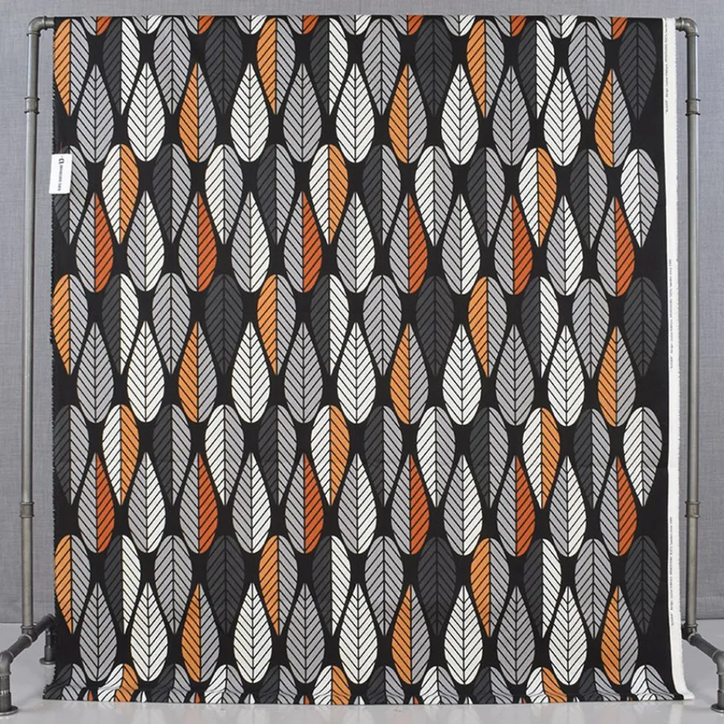 Gardintyger Mönstrade|Arvidssons Textil<Arvidssons textil Blader svart-orange tyg