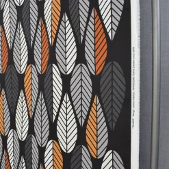 Gardintyger Mönstrade|Arvidssons Textil<Arvidssons textil Blader svart-orange tyg