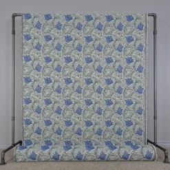 Blommiga Möbeltyger|Mönstrade Möbeltyger< Blue anemone möbeltyg