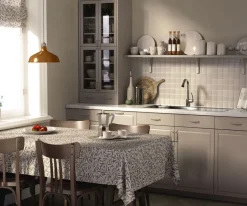 Bordsduk<Nordisk Textil Ester beige bordsduk med tidlöst bladmönster