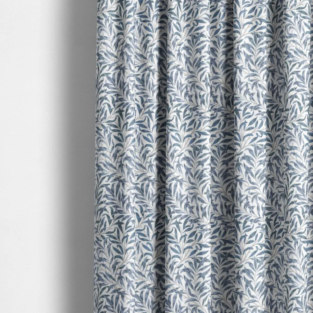 Arts & Crafts Tyger|Gardintyger Mönstrade<Nordisk Textil Ester duvblå tyg – klassiskt bladmönster i duvblått