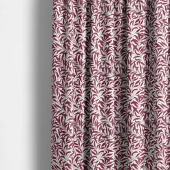 Arts & Crafts Tyger|Gardintyger Mönstrade<Nordisk Textil Ester vinröd tyg – klassiskt bladmönster i vinrött