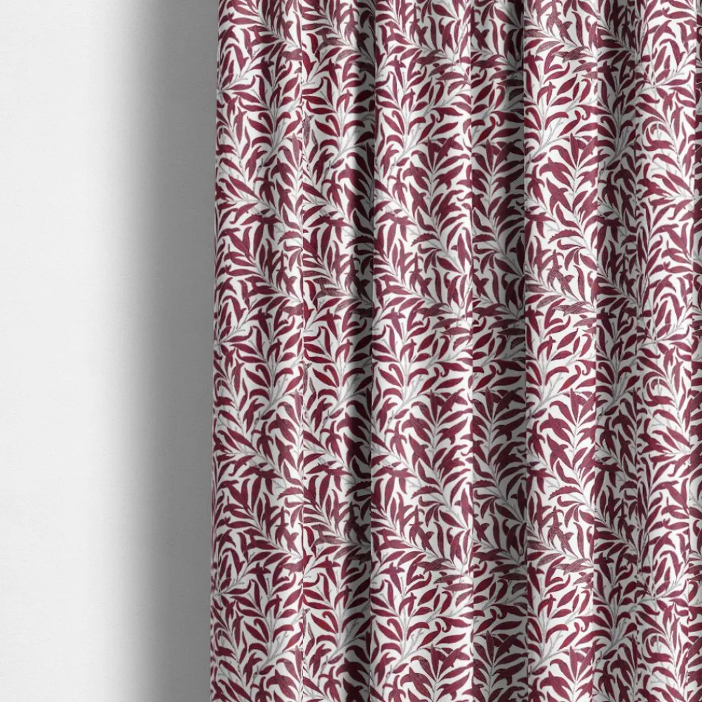 Arts & Crafts Tyger|Gardintyger Mönstrade<Nordisk Textil Ester vinröd tyg – klassiskt bladmönster i vinrött