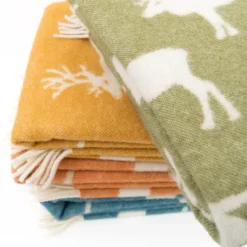 Ullplädar<Arvidssons textil Fjällvandring grön– Ullpläd med fjällinspirerat mönster