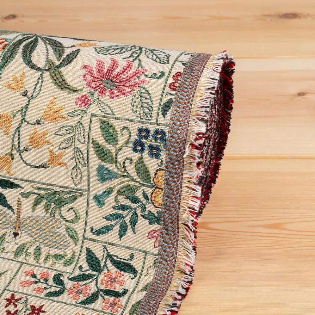 Blommiga Möbeltyger|Mönstrade Möbeltyger< Folklore patch flowers beige möbeltyg