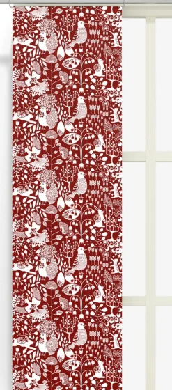 Panelgardiner<Arvidssons textil Fýri röd panelgardiner med naturinspirerat mönster