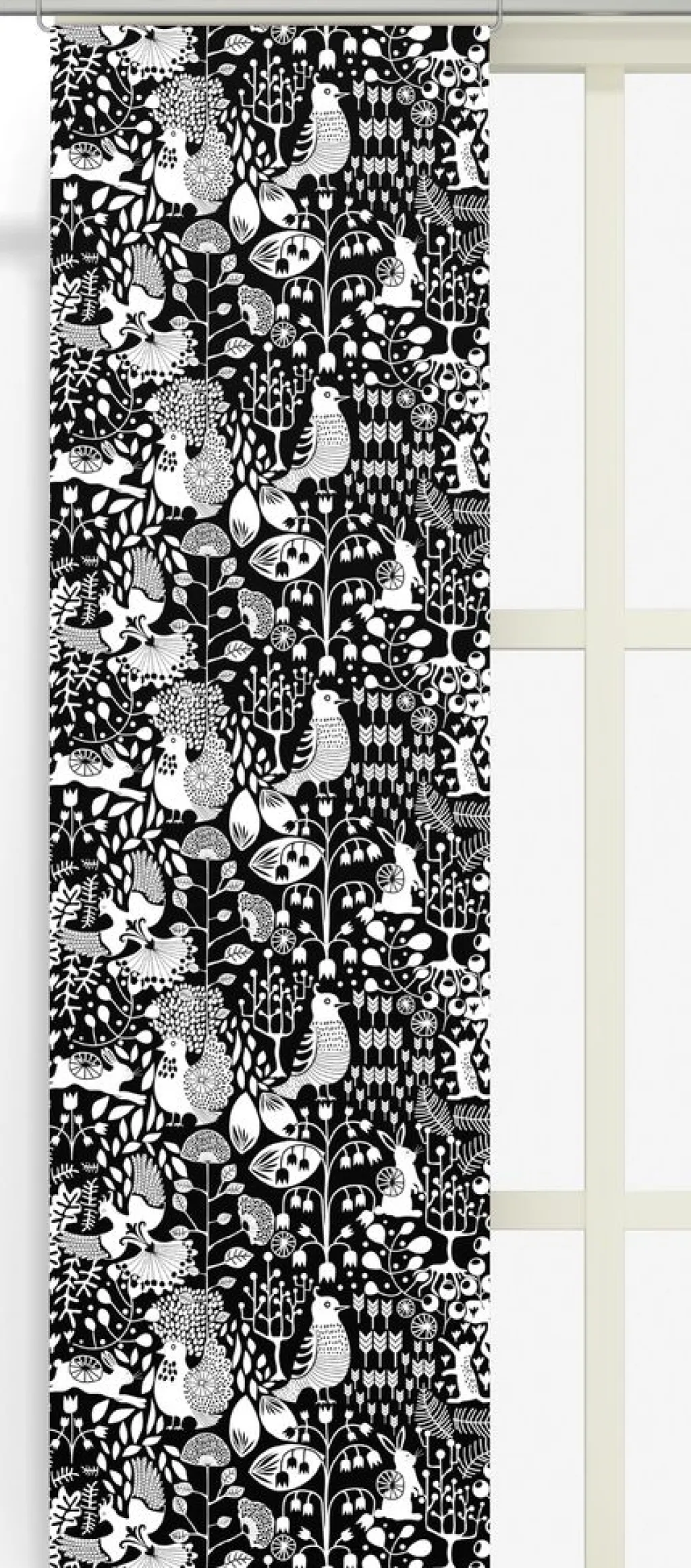 Panelgardiner<Arvidssons textil Fýri svart panelgardiner med naturinspirerat mönster