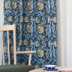 Gardiner Mönstrade<Nordisk Textil Grace blå gardiner - Klassisk blommig Arts and Crafts design