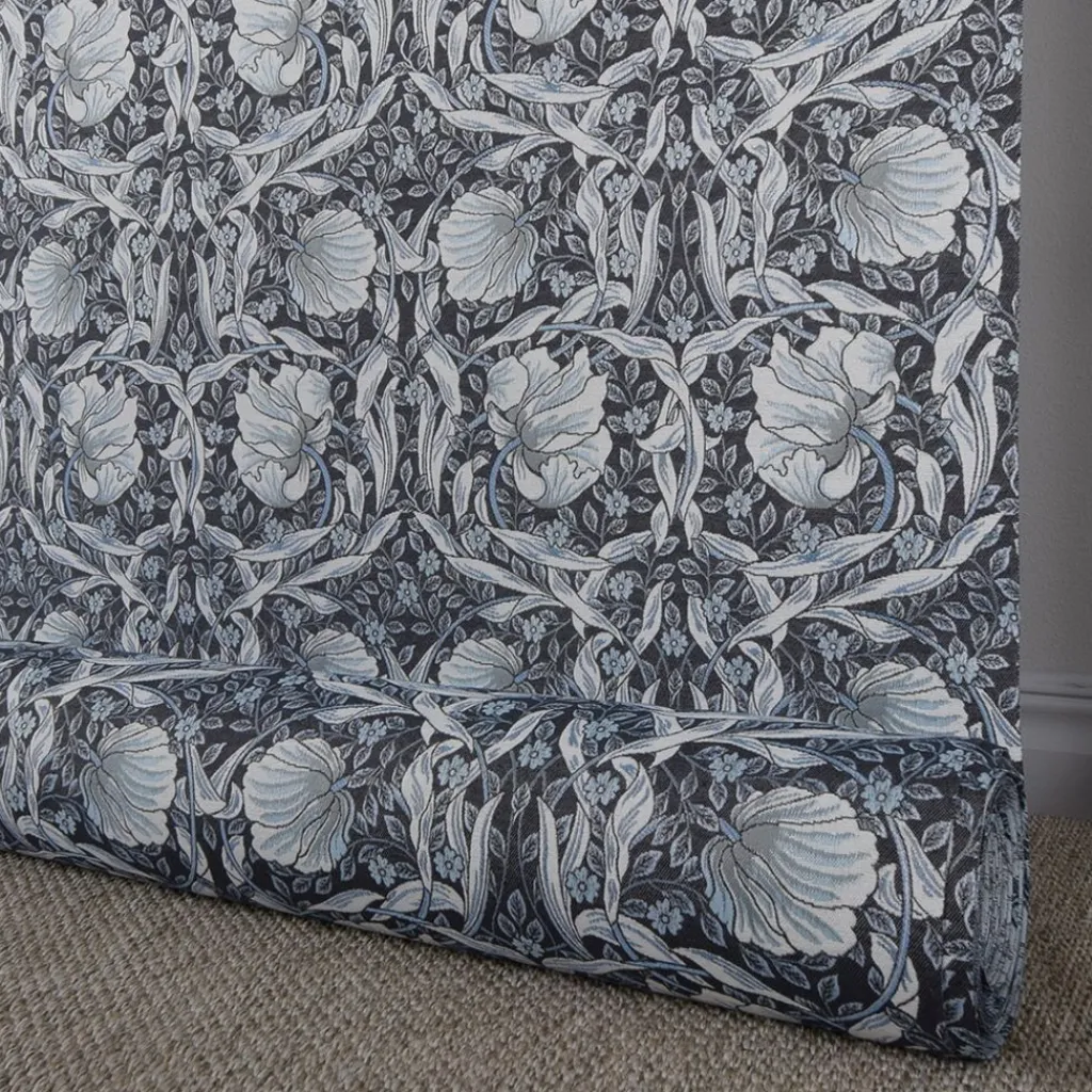 Arts & Crafts Tyger|Mönstrade Möbeltyger<Nordisk Textil Grace blå gobeläng - Klassisk blommig Arts and Crafts design