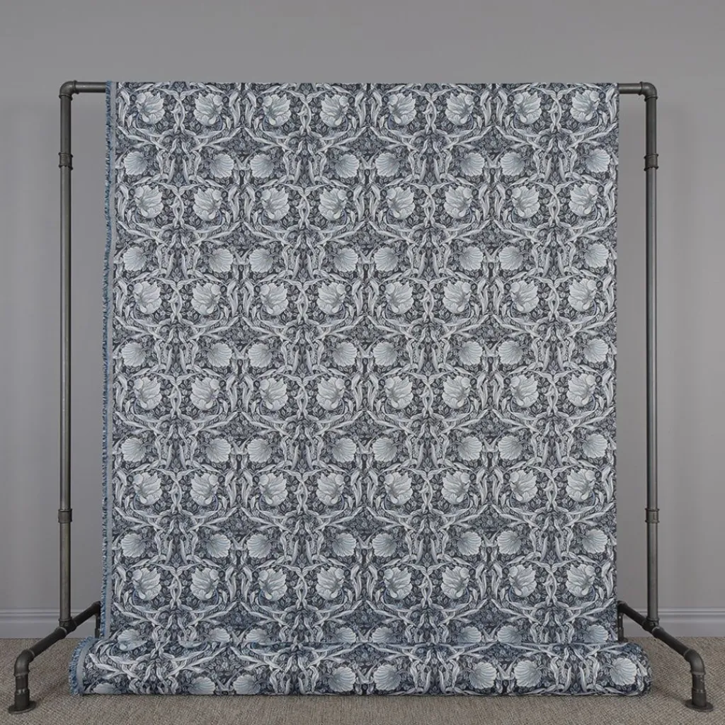 Arts & Crafts Tyger|Mönstrade Möbeltyger<Nordisk Textil Grace blå gobeläng - Klassisk blommig Arts and Crafts design
