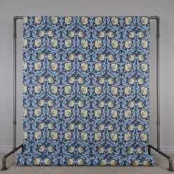 Arts & Crafts Tyger|Gardintyger Mönstrade<Nordisk Textil Grace blå tyg - Klassisk blommig Arts and Crafts design