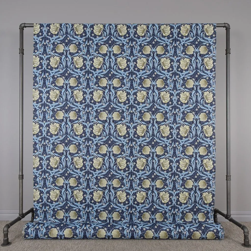 Arts & Crafts Tyger|Gardintyger Mönstrade<Nordisk Textil Grace blå tyg - Klassisk blommig Arts and Crafts design