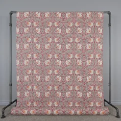 Arts & Crafts Tyger|Gardintyger Mönstrade<Nordisk Textil Grace röd tyg - Klassisk blommig Arts and Crafts design