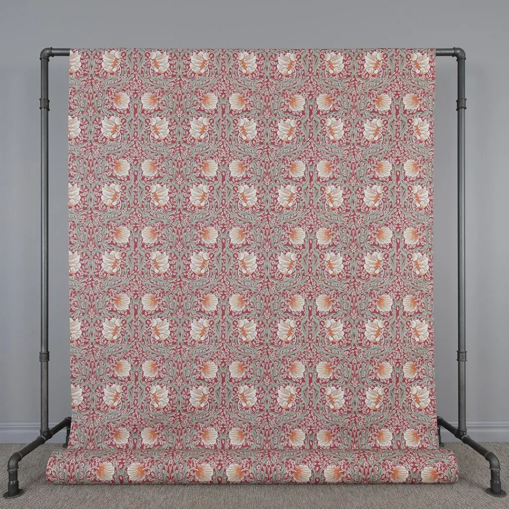 Arts & Crafts Tyger|Gardintyger Mönstrade<Nordisk Textil Grace röd tyg - Klassisk blommig Arts and Crafts design