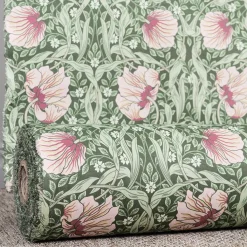 Arts & Crafts Tyger|Gardintyger Mönstrade<Nordisk Textil Grace rosa/ljusgrön tyg - Klassisk blommig Arts and Crafts design