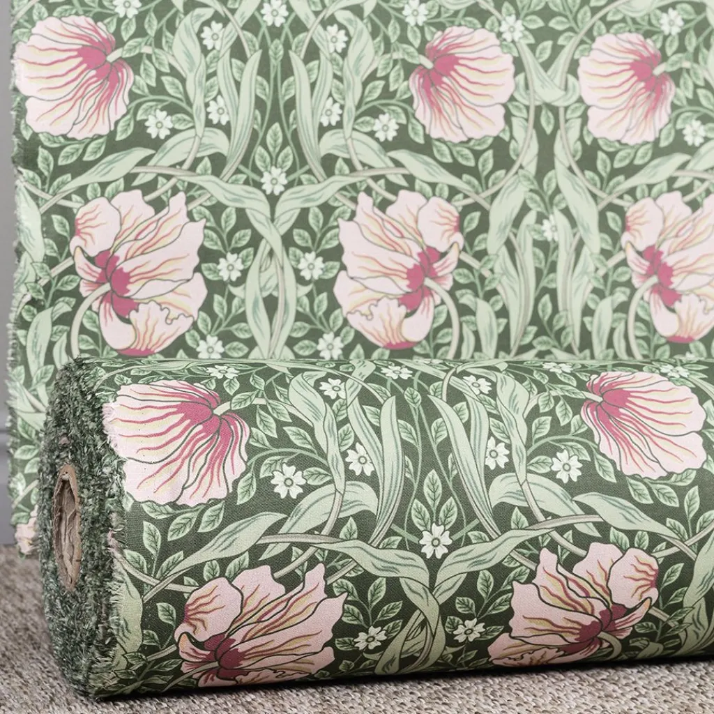 Arts & Crafts Tyger|Gardintyger Mönstrade<Nordisk Textil Grace rosa/ljusgrön tyg - Klassisk blommig Arts and Crafts design
