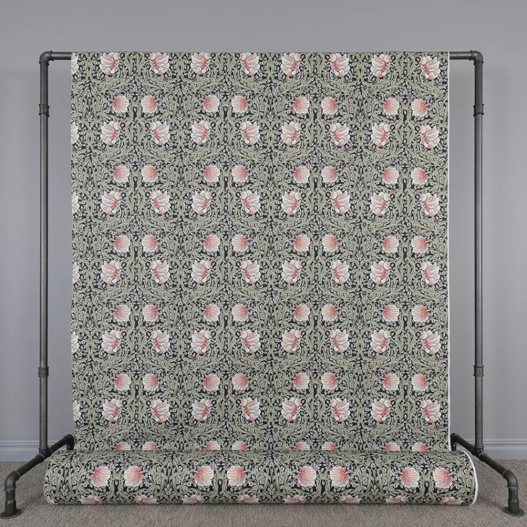 Arts & Crafts Tyger|Gardintyger Mönstrade< Grace svart tyg - Klassisk blommig Arts and Crafts design