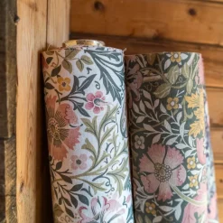 Arts & Crafts Tyger|Gardintyger Mönstrade<Nordisk Textil Harmony vit-rosa tyg