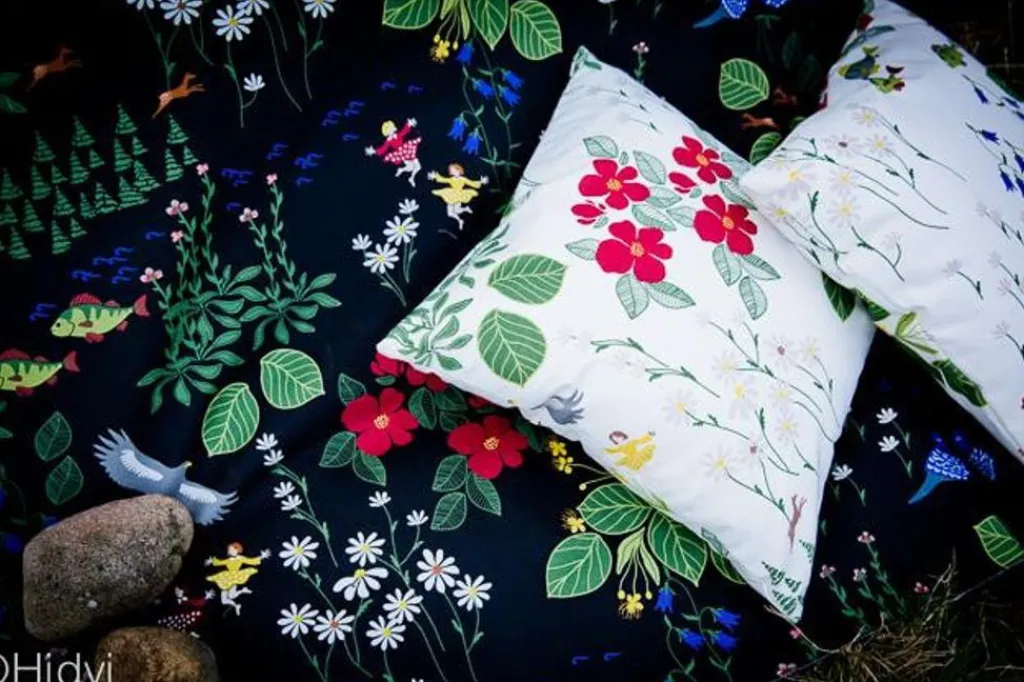 Gardintyger Mönstrade|Arvidssons Textil<Arvidssons textil Himlajorden svart tyg