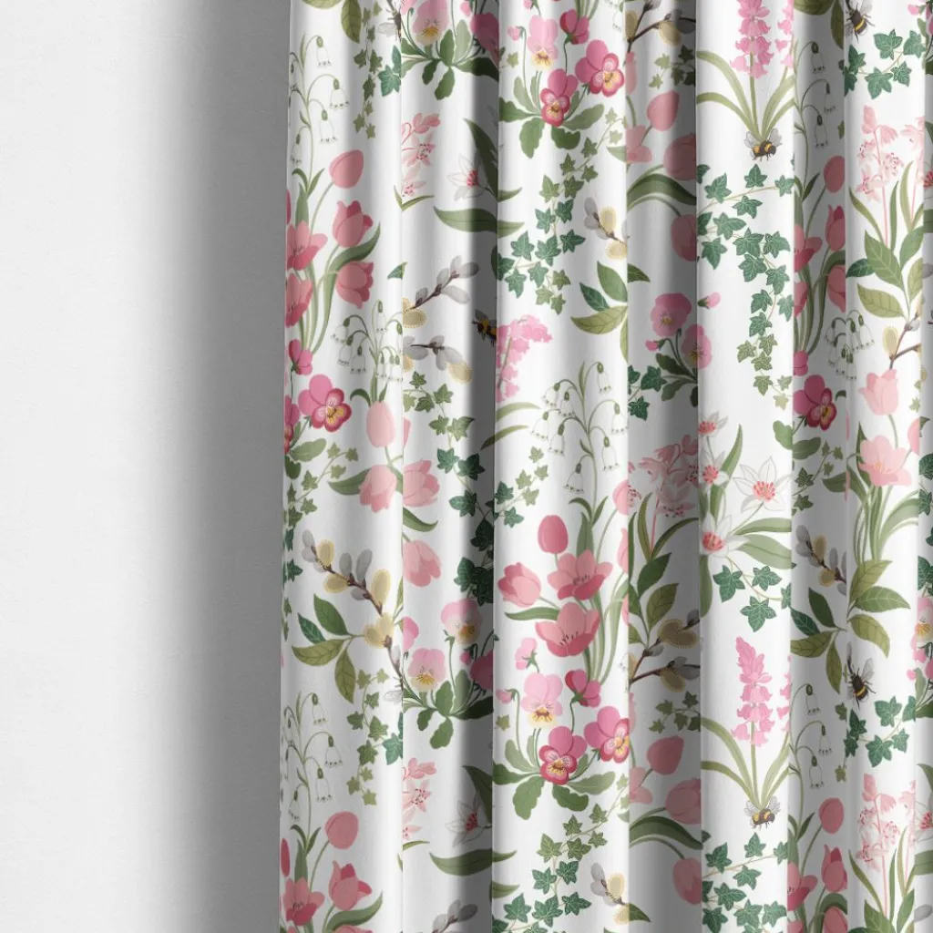 Gardintyger Mönstrade|Arvidssons Textil<Arvidssons textil Humlegården rosa-grön tyg med charmigt blomstermotiv