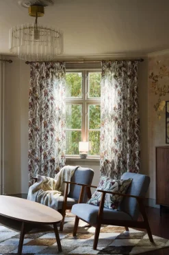 Gardiner Mönstrade<Fondaco Iris offwhite gardiner – blomsterprakt på ljus botten