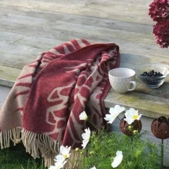 Ullplädar<Almedahls Kotteri vinröd-beige ullpläd -