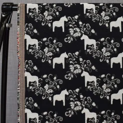 Mönstrade Möbeltyger<Arvidssons textil Kurbits mini svart-grå jacquardtyg med dalahästar