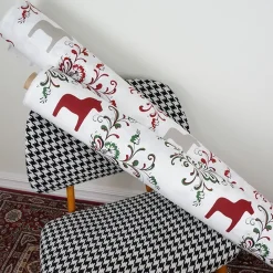 Gardintyger Mönstrade|Arvidssons Textil<Arvidssons textil Kurbits röd-grön tyg med dalahästar