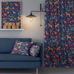 Gardintyger Mönstrade|Arvidssons Textil<Arvidssons textil Leksand blå tyg med traditionellt dalahästtryck