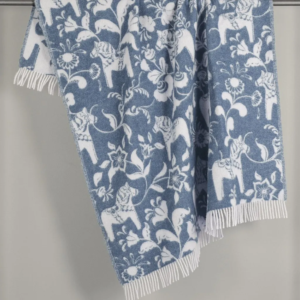 Ullplädar<Arvidssons textil Leksand blå ullpläd 130x170 cm – dalahästar i 100% ull