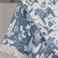 Ullplädar<Arvidssons textil Leksand blå ullpläd 130x170 cm – dalahästar i 100% ull