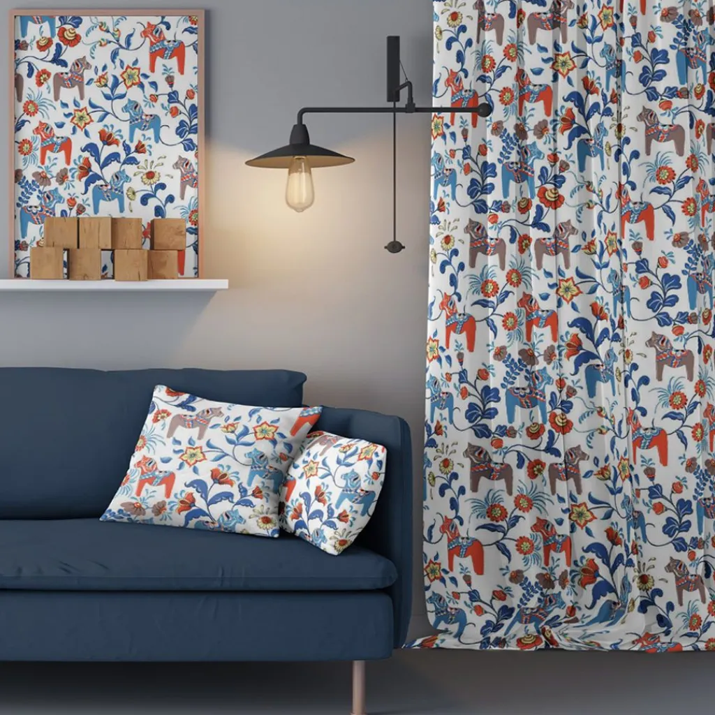 Gardintyger Mönstrade|Arvidssons Textil<Arvidssons textil Leksand dalablå tyg med traditionellt dalahästtryck