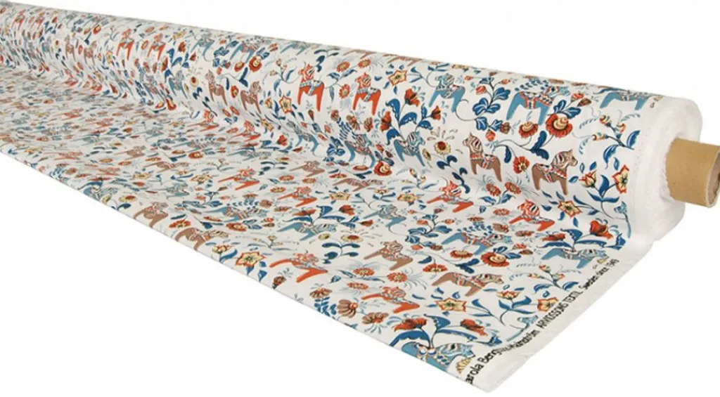Gardintyger Mönstrade|Arvidssons Textil<Arvidssons textil Leksand mini dalablå tyg med traditionellt dalahästtryck