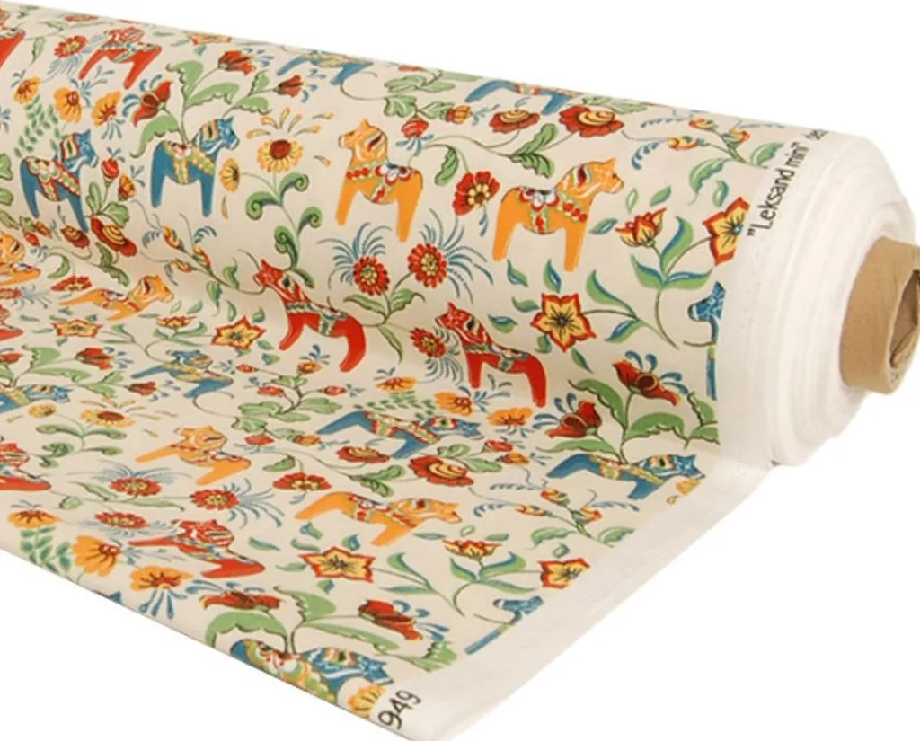 Gardintyger Mönstrade|Arvidssons Textil<Arvidssons textil Leksand mini natur tyg med traditionellt dalahästtryck