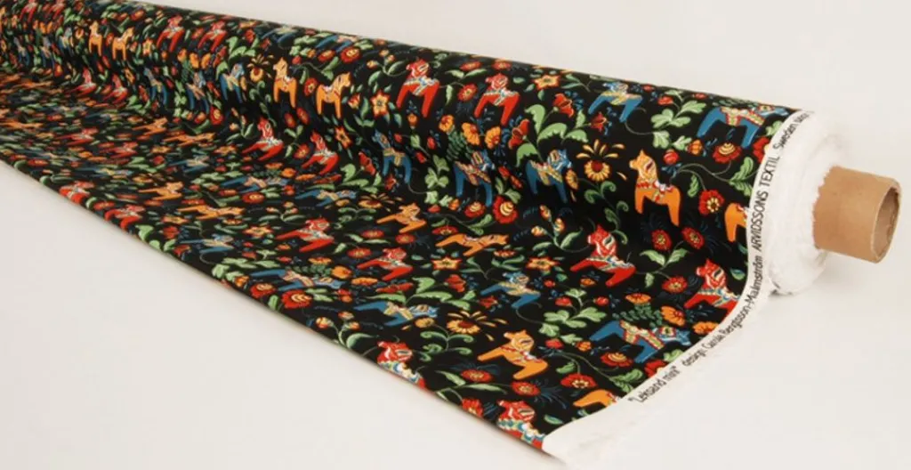Gardintyger Mönstrade|Arvidssons Textil<Arvidssons textil Leksand mini svart tyg med traditionellt dalahästtryck
