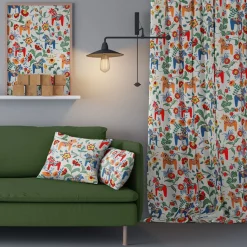 Gardintyger Mönstrade|Arvidssons Textil<Arvidssons textil Leksand natur tyg med traditionellt dalahästtryck