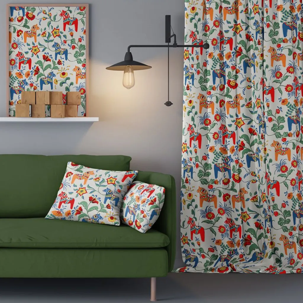 Gardintyger Mönstrade|Arvidssons Textil<Arvidssons textil Leksand natur tyg med traditionellt dalahästtryck