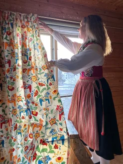 Gardintyger Mönstrade|Arvidssons Textil<Arvidssons textil Leksand natur tyg med traditionellt dalahästtryck