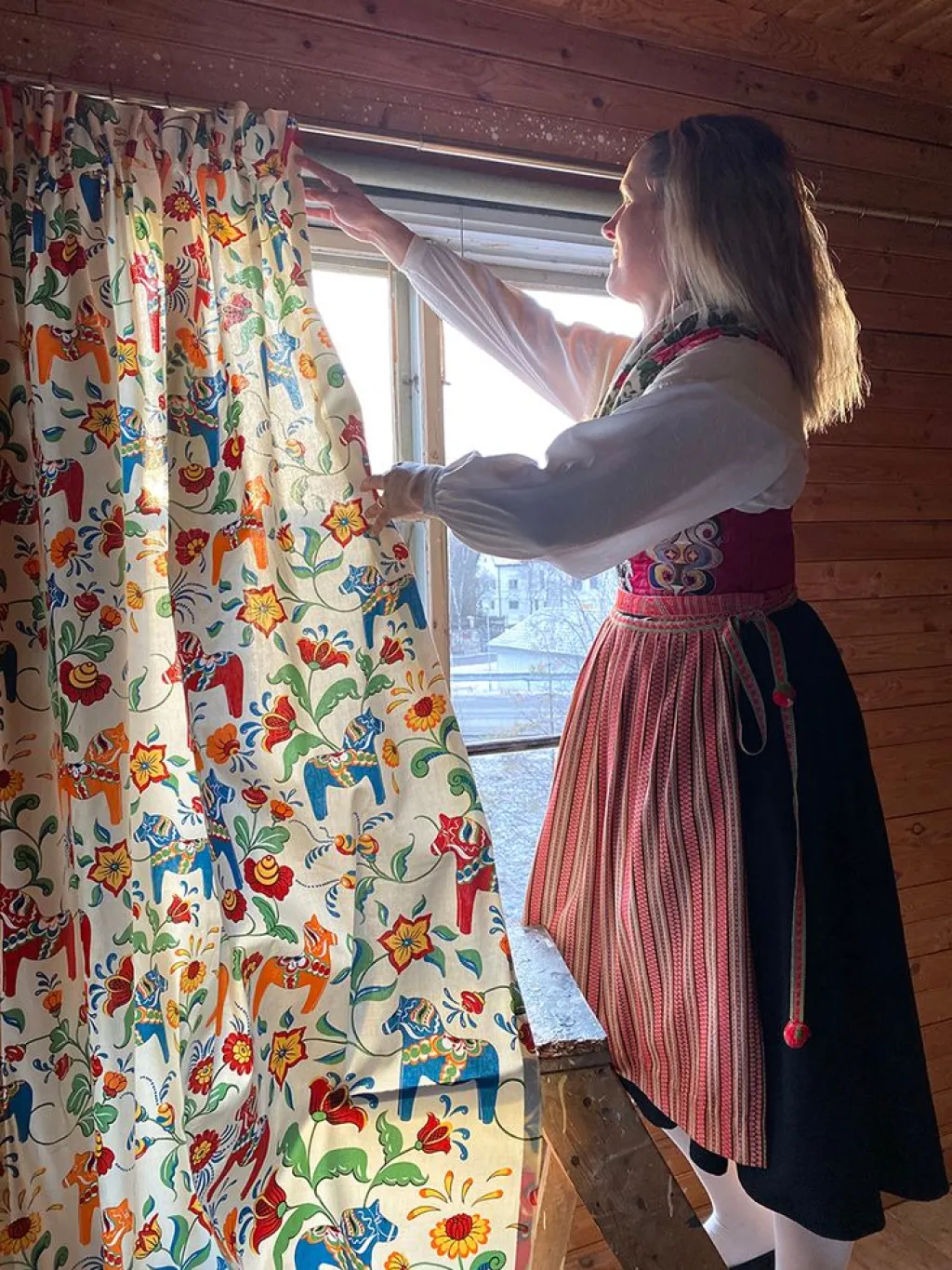 Gardintyger Mönstrade|Arvidssons Textil<Arvidssons textil Leksand natur tyg med traditionellt dalahästtryck