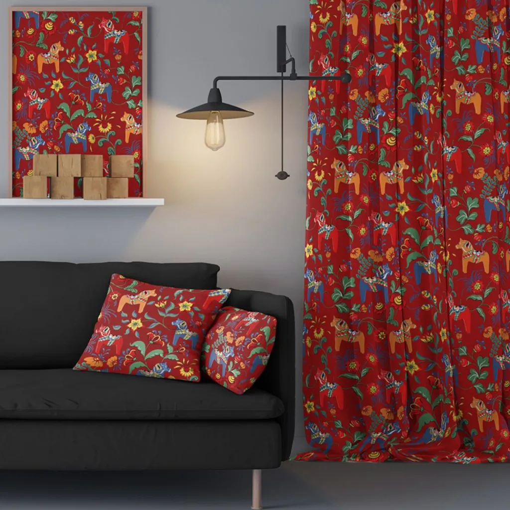 Gardintyger Mönstrade|Arvidssons Textil<Arvidssons textil Leksand röd tyg med traditionellt dalahästtryck