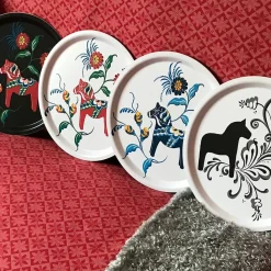 Brickor<Arvidssons textil Leksand rund bricka vit-blå med traditionellt dalahästmönster