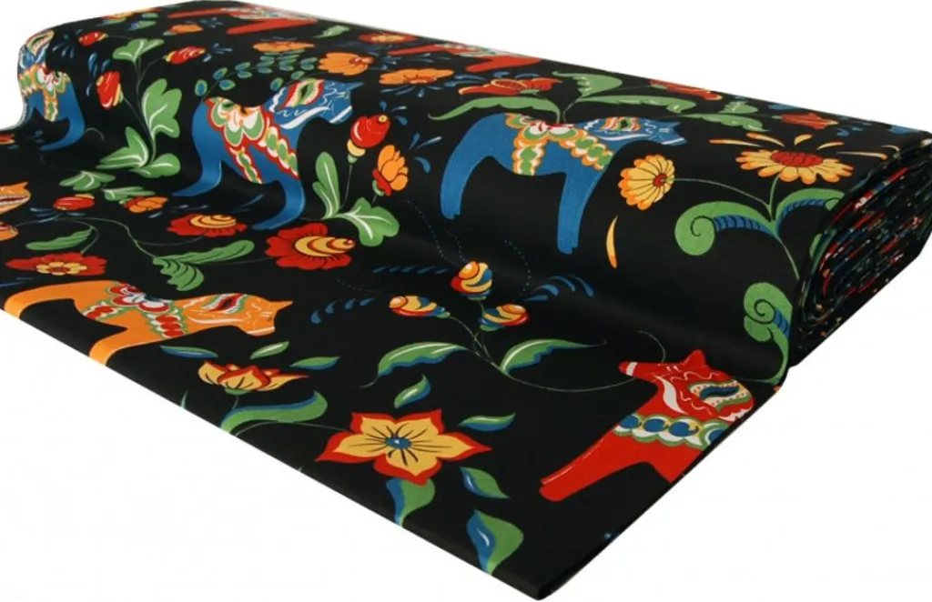 Gardintyger Mönstrade|Arvidssons Textil<Arvidssons textil Leksand svart tyg med traditionellt dalahästtryck