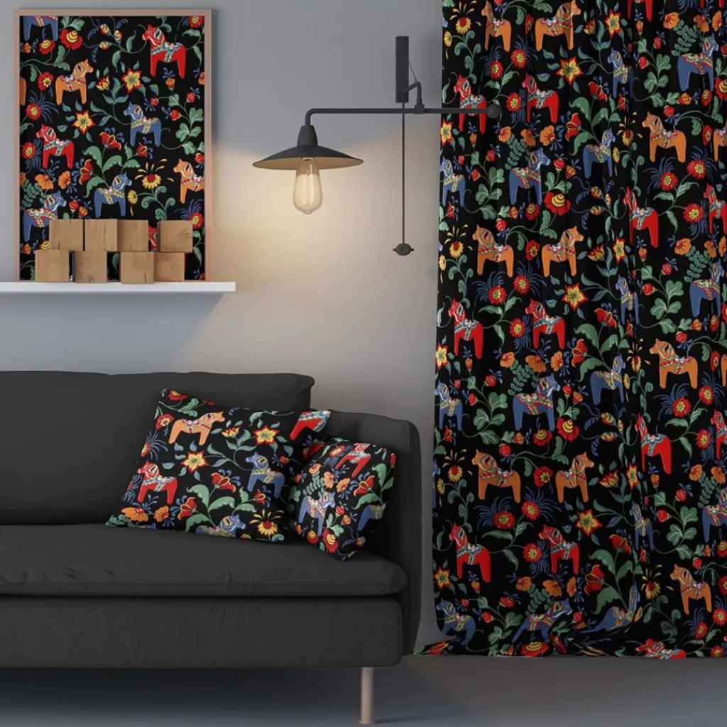 Gardintyger Mönstrade|Arvidssons Textil<Arvidssons textil Leksand svart tyg med traditionellt dalahästtryck