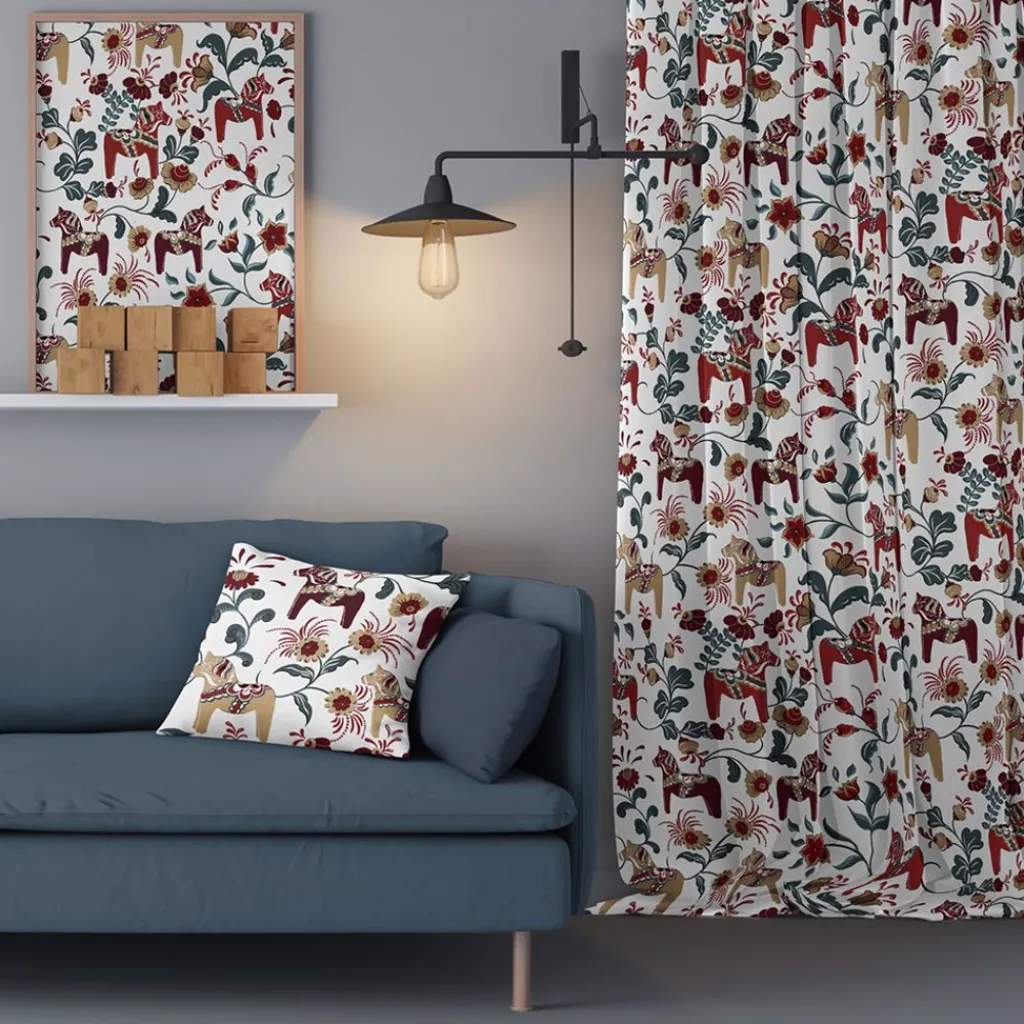 Gardintyger Mönstrade|Arvidssons Textil<Arvidssons textil Leksand vinröd-petrol tyg med traditionellt dalahästtryck