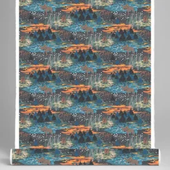 Gardintyger Mönstrade|Arvidssons Textil<Arvidssons textil Älgrike brun/orange - tyg med älgar och Skog i höstiga färger