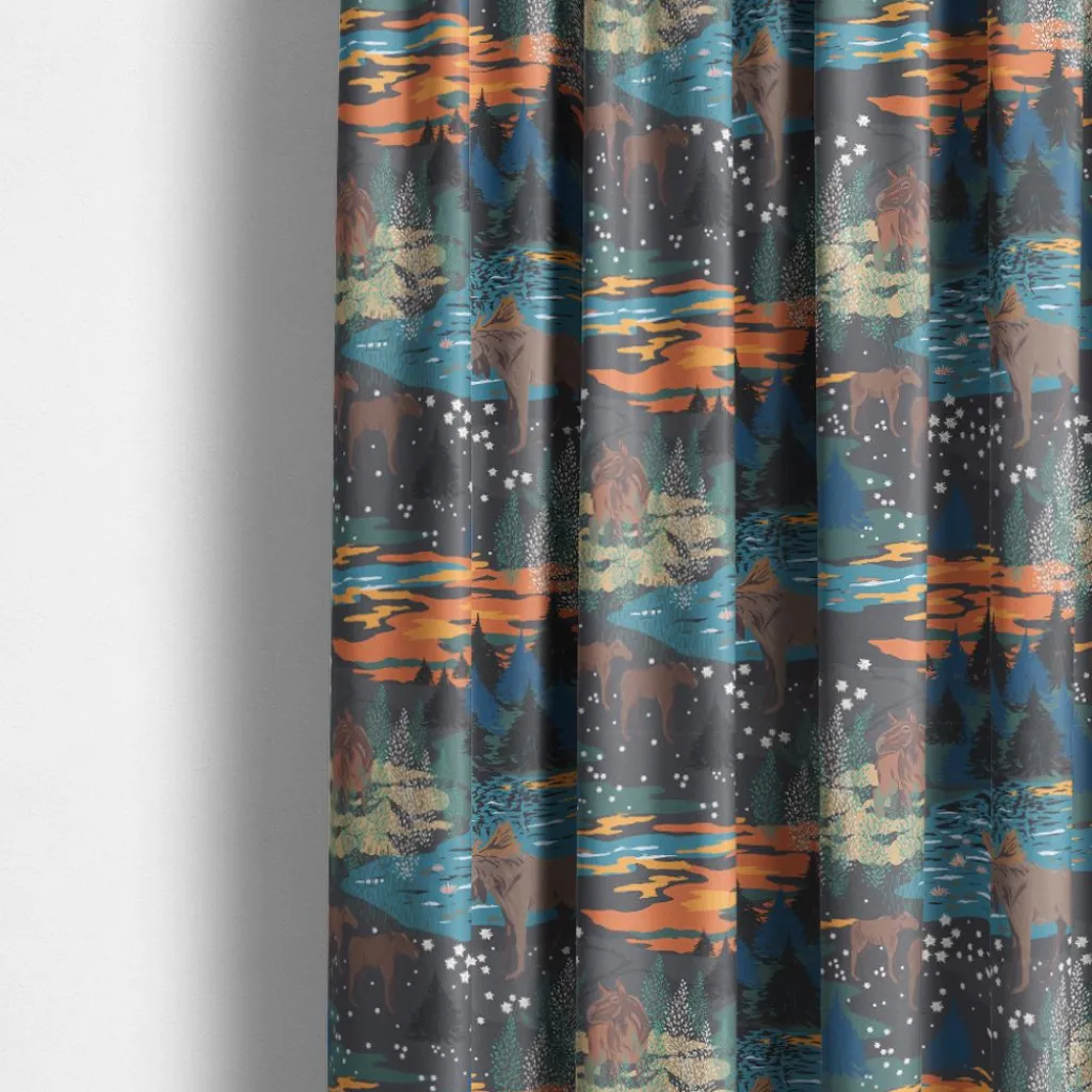 Gardintyger Mönstrade|Arvidssons Textil<Arvidssons textil Älgrike brun/orange - tyg med älgar och Skog i höstiga färger