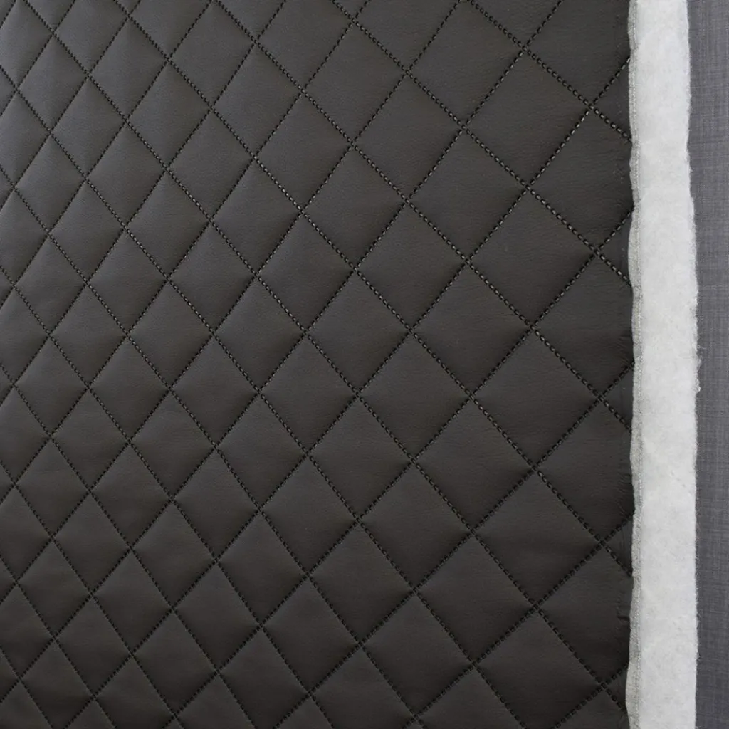Mönstrade Fuskskinn< Niva XL svart fuskskinn - vadderat svart fuskskinn med stor diagonalquiltning