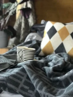 Ullplädar<Almedahls Pickepin grå ullpläd -